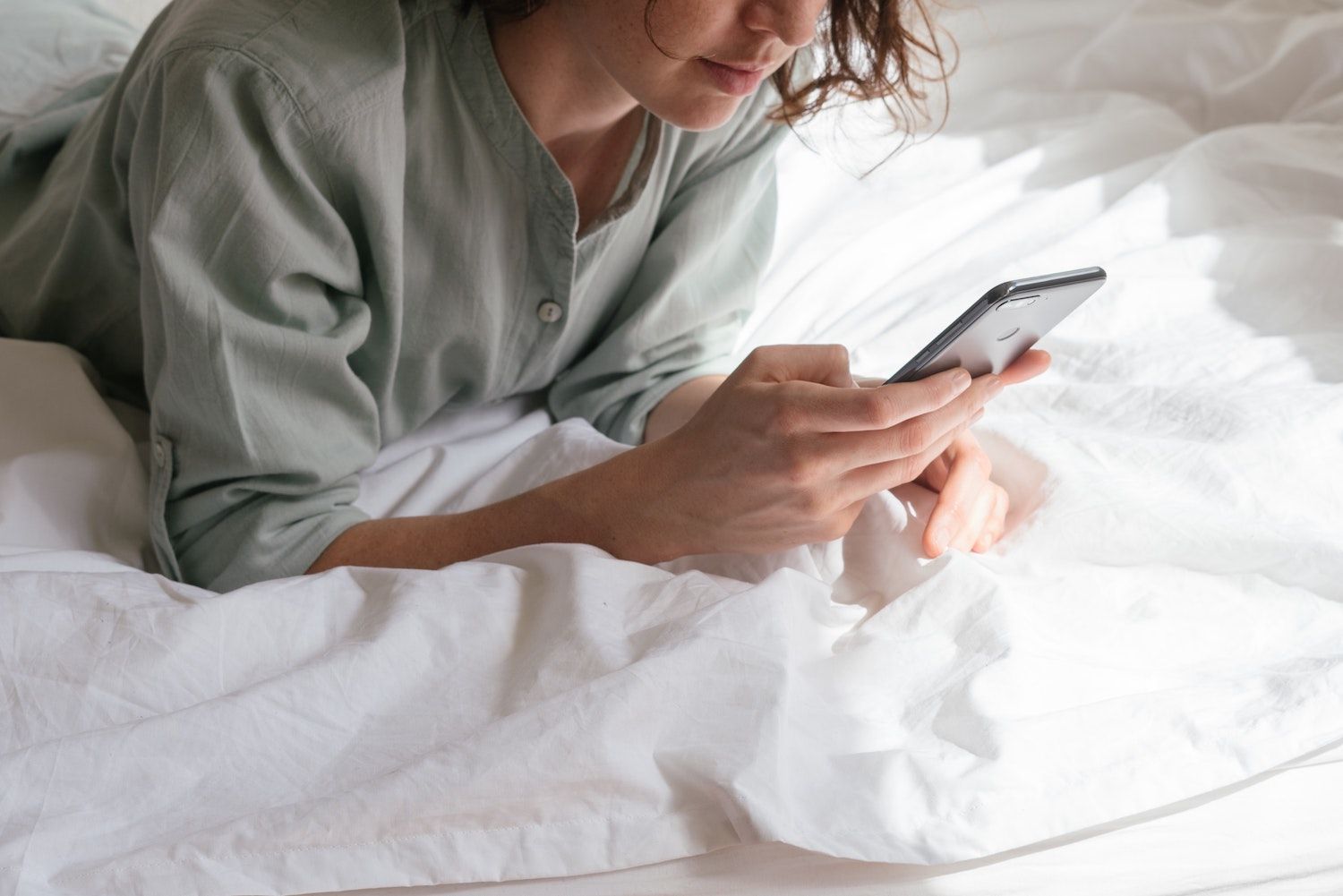 How Blue Light, EMF & Doom Scrolling Are Secretly Disrupting Your Sleep, Stress & Hair Growth - YUMBears.com
